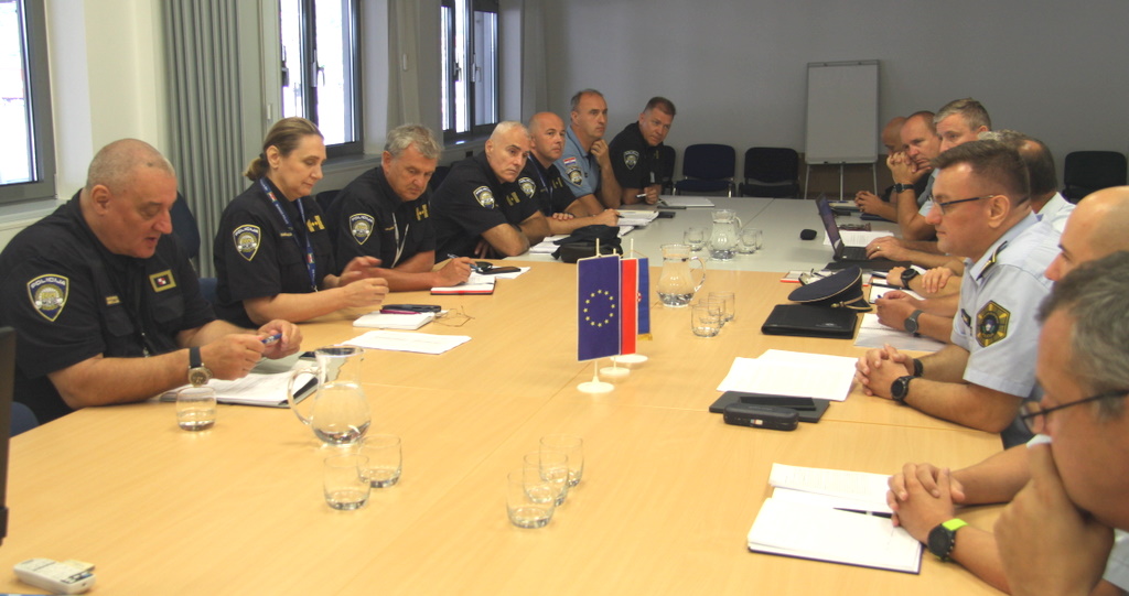 Za mizo med sestankom sedijo predstavniki slovenske in hrvaške policije