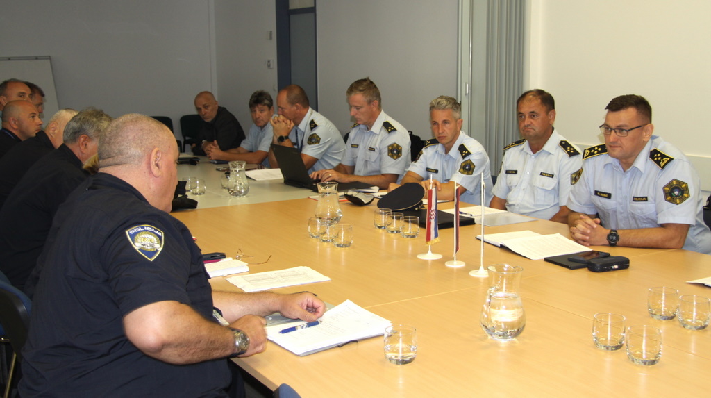 Predstavniki slovenske in hrvaške policije med pogovorom na sestanku