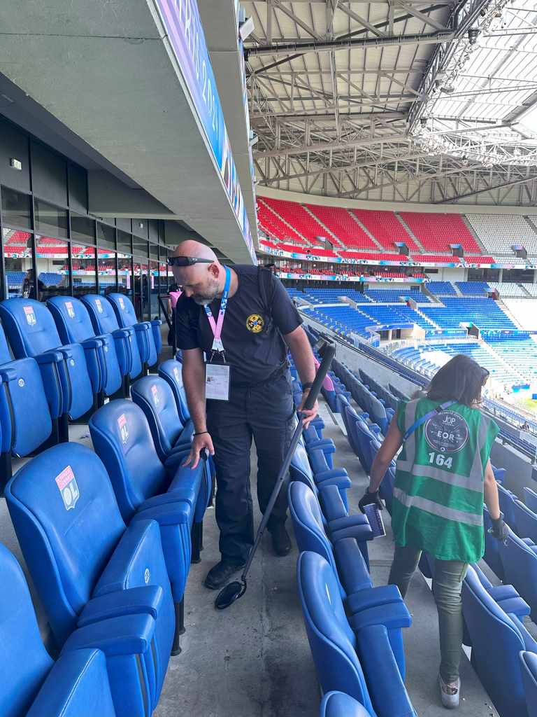 Slovenski policist, bombni tehnik, med pregledovanjem sedežev na stadionu v Lyonu