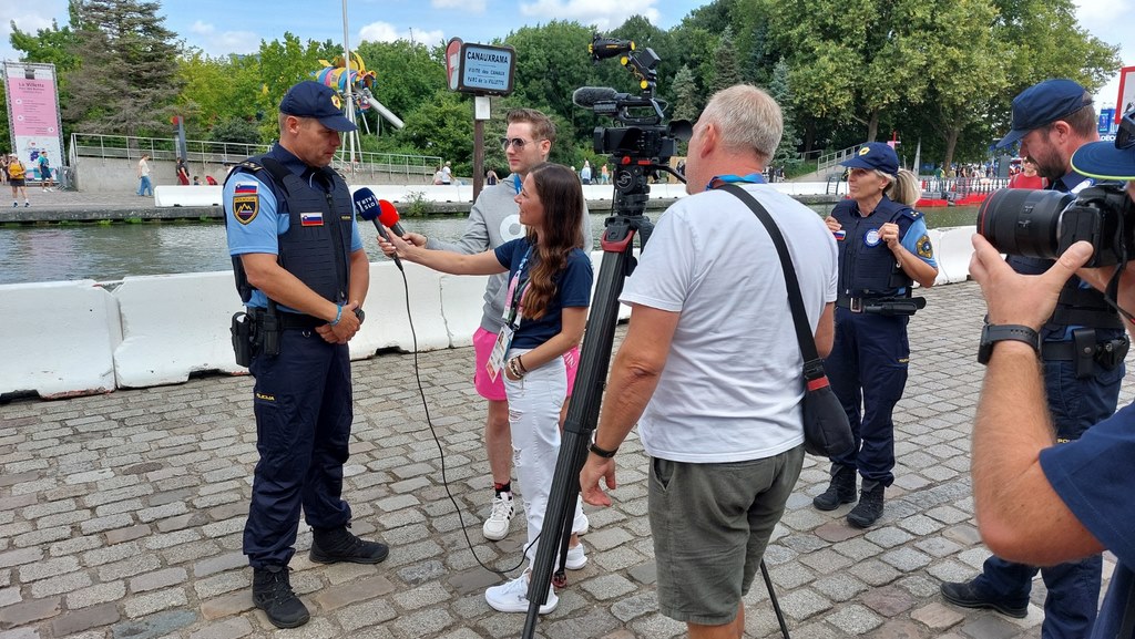 Slovenski policist daje izjavo novinarjem