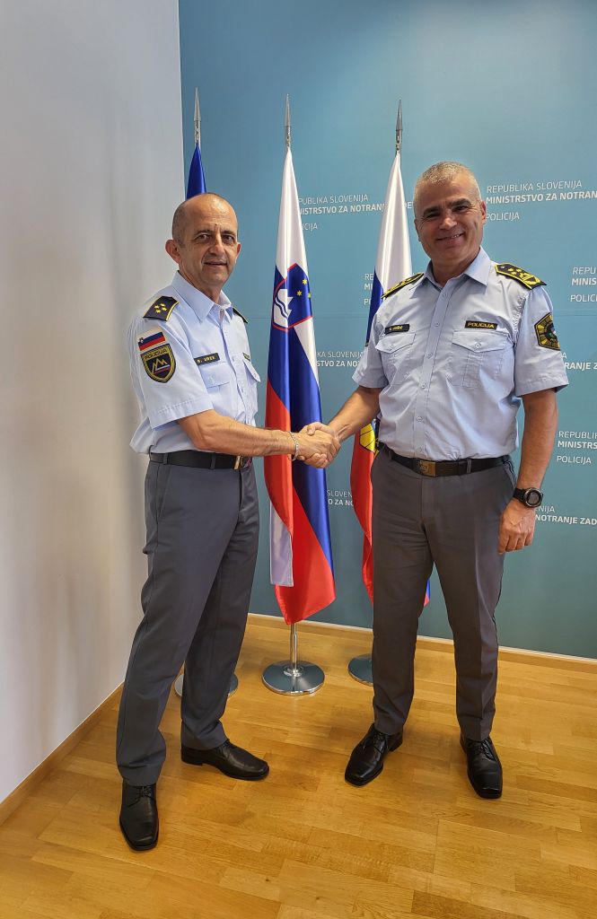 Generalni direktor policije in novi policijski ataše se rokujeta.