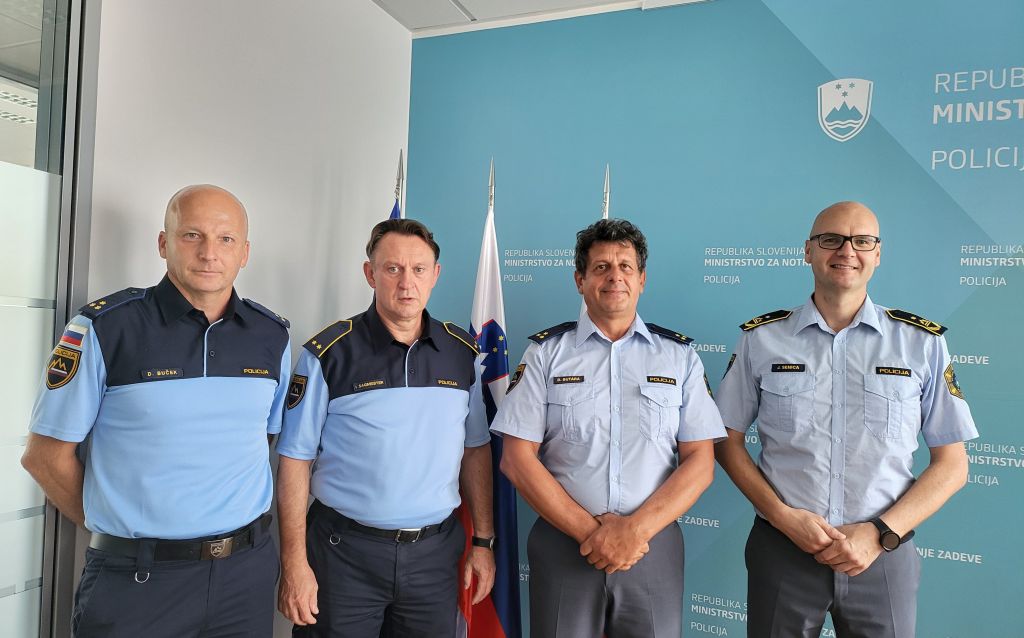 Na fotografiji so Drago Buček s Policijske postaje Gornji Petrovci, Iztok Sagmeister s Policijske postaje Ljubljana Center, Drago Butara s Policijske postaje Krško in pomočnik generalnega direktorja policije Jože Senica.
