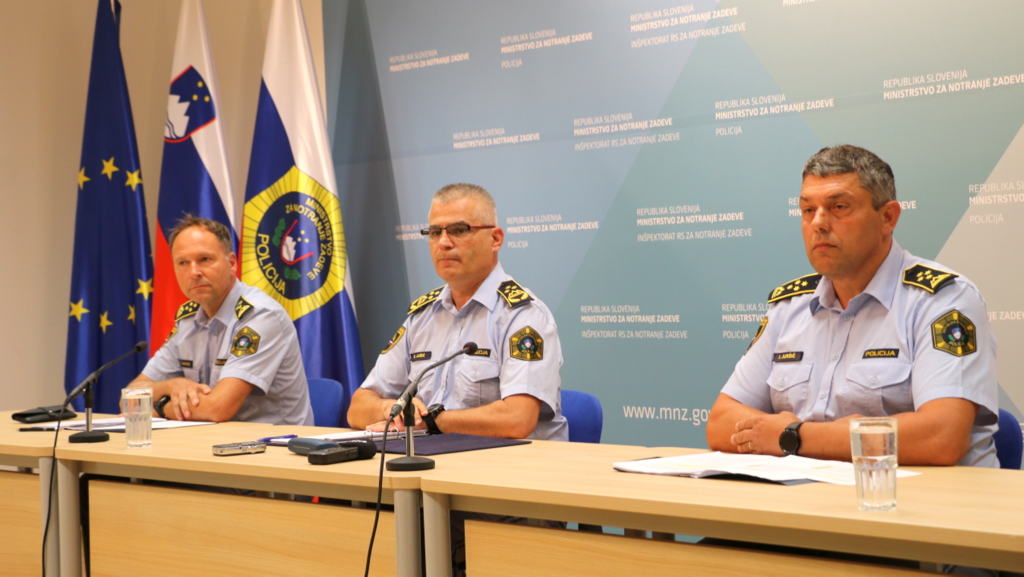 Vsi trije govorci sedijo za mizo, z leve: Tomislav Omejec, Senad Jušić, Igor Juršič 