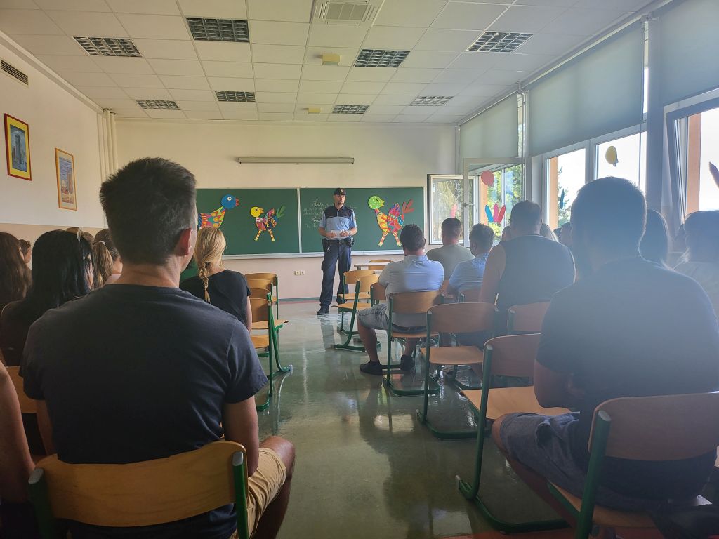 Črnomaljski policist v učilnici med predavanjem staršem na roditeljskem sestanku
