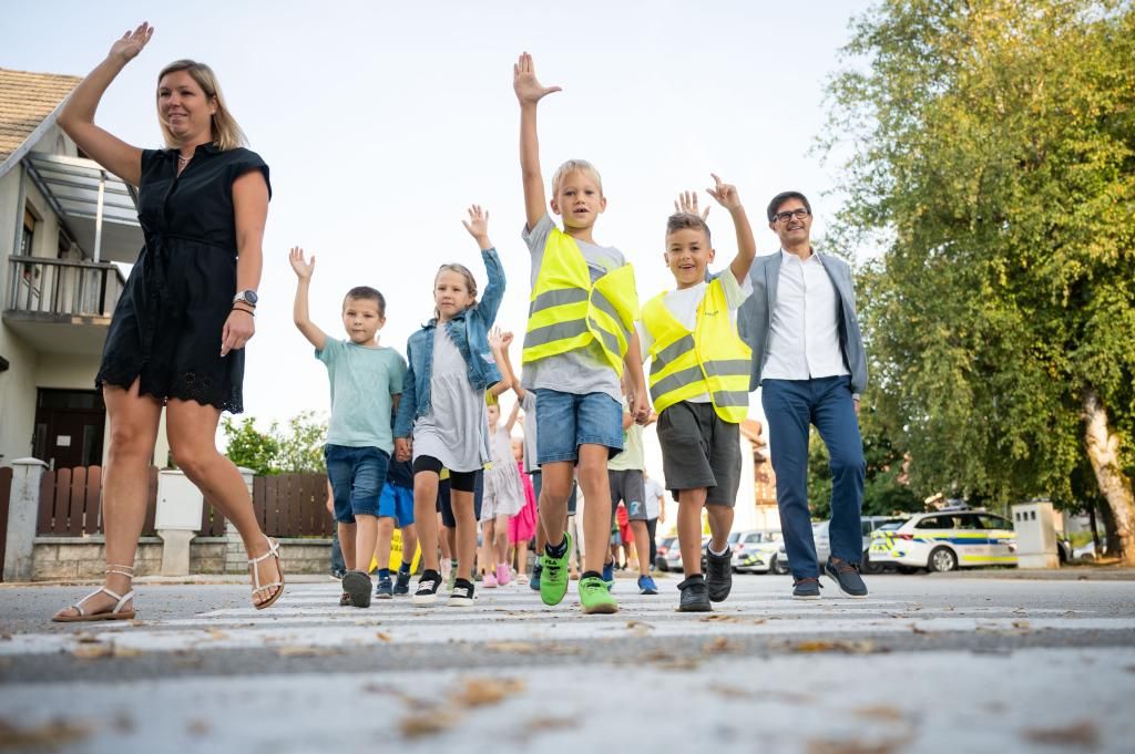 Otroci v spremstvu odraslih prečkajo zebro
