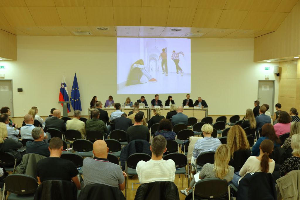 Okrogla miza o medvrstniškem nasilju - pogled na dvorano z udeleženci in sodelujočimi