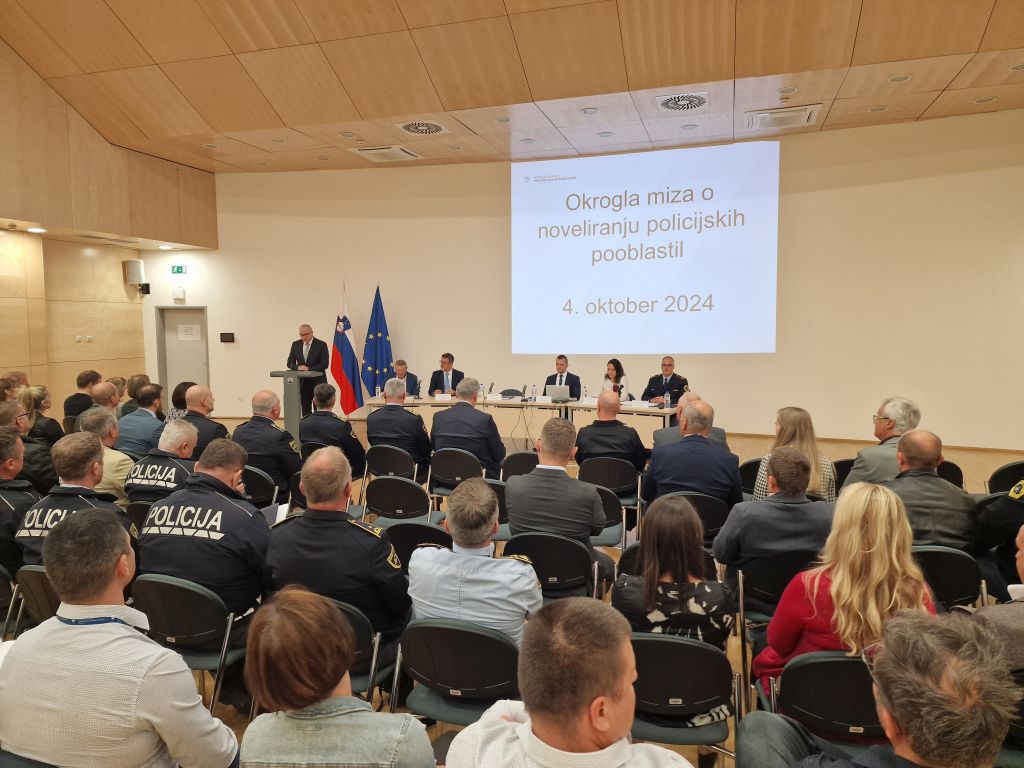 Okrogla miza o noveliranju policijskih pooblastil - pogled na polno kongresno dvorano, na odru za mizo sedijo panelisti