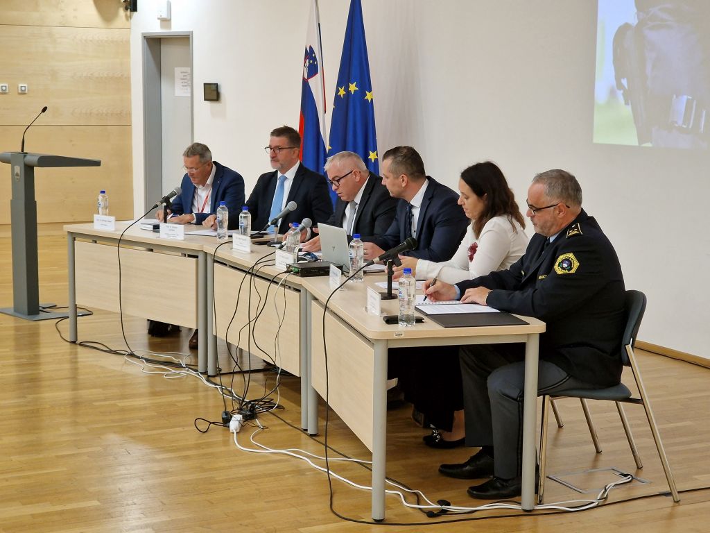 Šest panelistov na okrogli mizi o noveliranju policijskih pooblastil