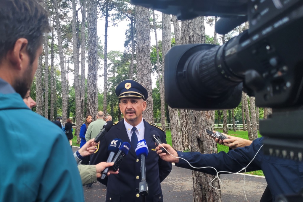 Načelnik Postaje konjeniške policije Ljubljana Janez Podobnik med dajanjem izjave medijem po slovesnosti