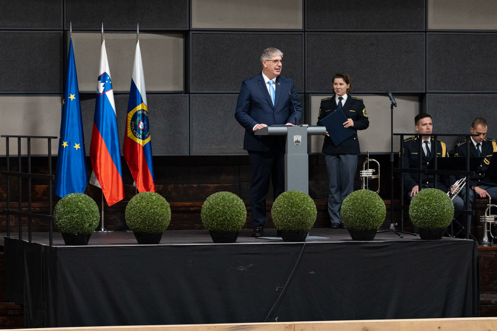 Minister za notranje zadeve med nagovorm na odru Kobilarne Lipica. Foto Klemen Udovč