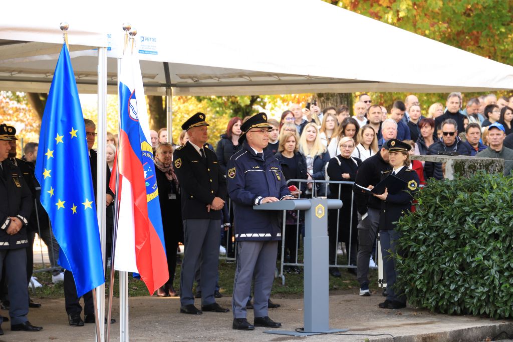 Na sliki je generalni direktor policije med govorom.