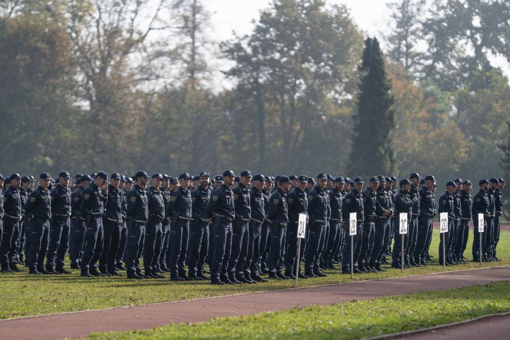 Na sliki je zbor vseh razredov policistov, ki bodo zaprisegli. Stojijo v kolonah in vrstah na stadionu