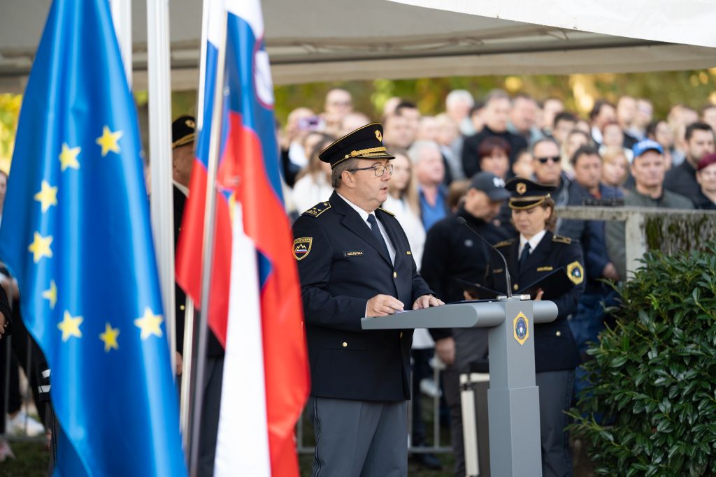 Na sliki je ravnatelj Višje policijske šole med govorom.