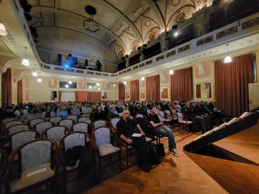 Udeleženci posveta v dvorani