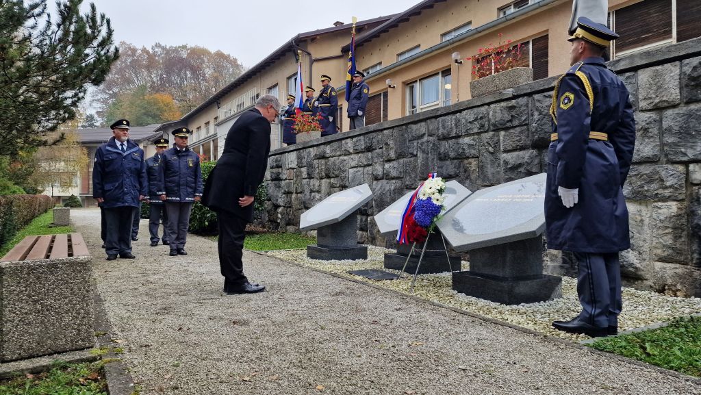 Minister se pokloni spominskemu obeležju v Tacnu.