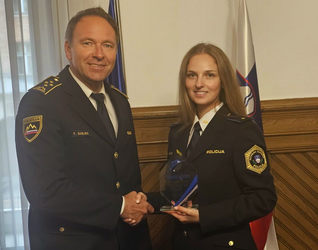 Na fotografiji sta policistka Pia Golob in direktor PU Ljubljana Tomislav Omejec. Segata si v roke.