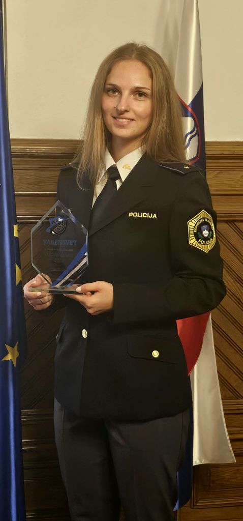 Na fotografiji je policistka Pia Golob.