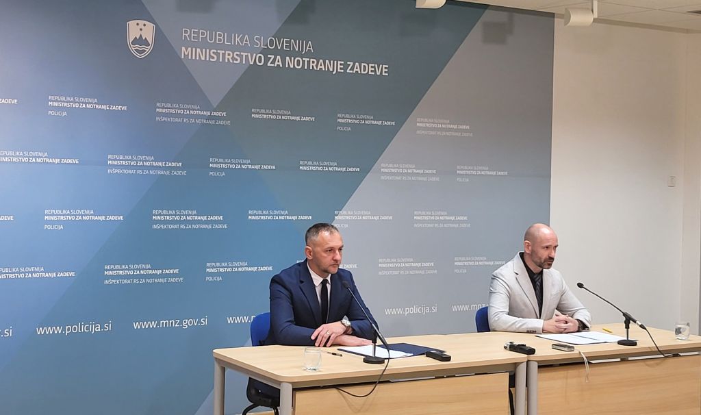 Predstavnika policije Podbelšek in Tekavec na novinarski konferenci