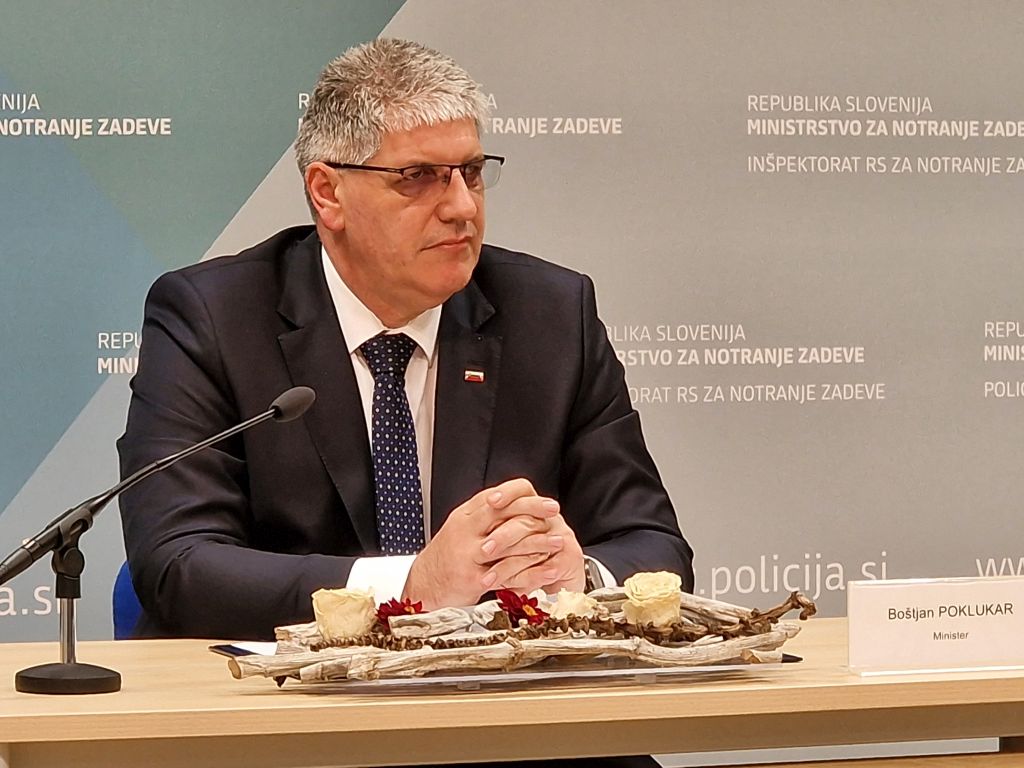 Minister Boštjan Poklukar na novinarski konferenci