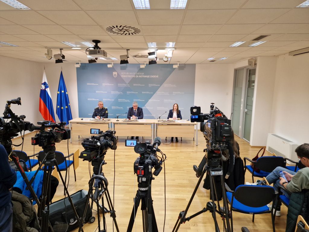 Za mizo v novinarskem središču MNZ pred mikrofoni in kamerami sedijo z leve: mag. Senad Jušić, Boštjan Poklukar in Vesna Gutman