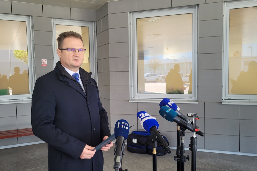 Direktor Uprave kriminalistične policije Damjan Petrič zunaj pred vhodom daje izjavo novinarjem