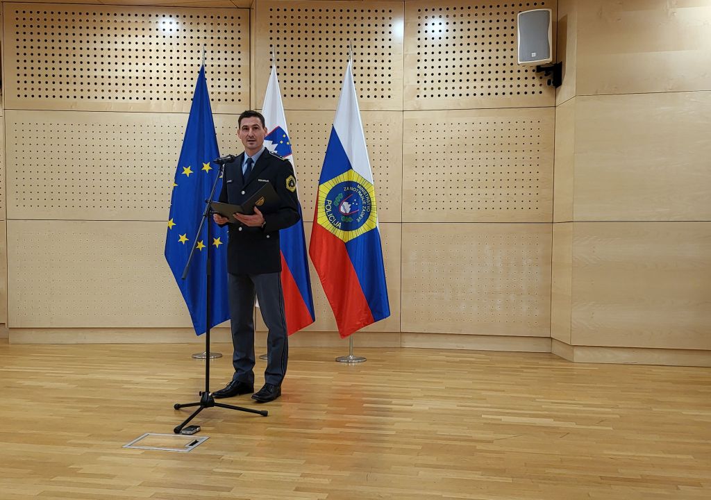 na fotografiji je policijski vikar dr. Aleksander Erniša