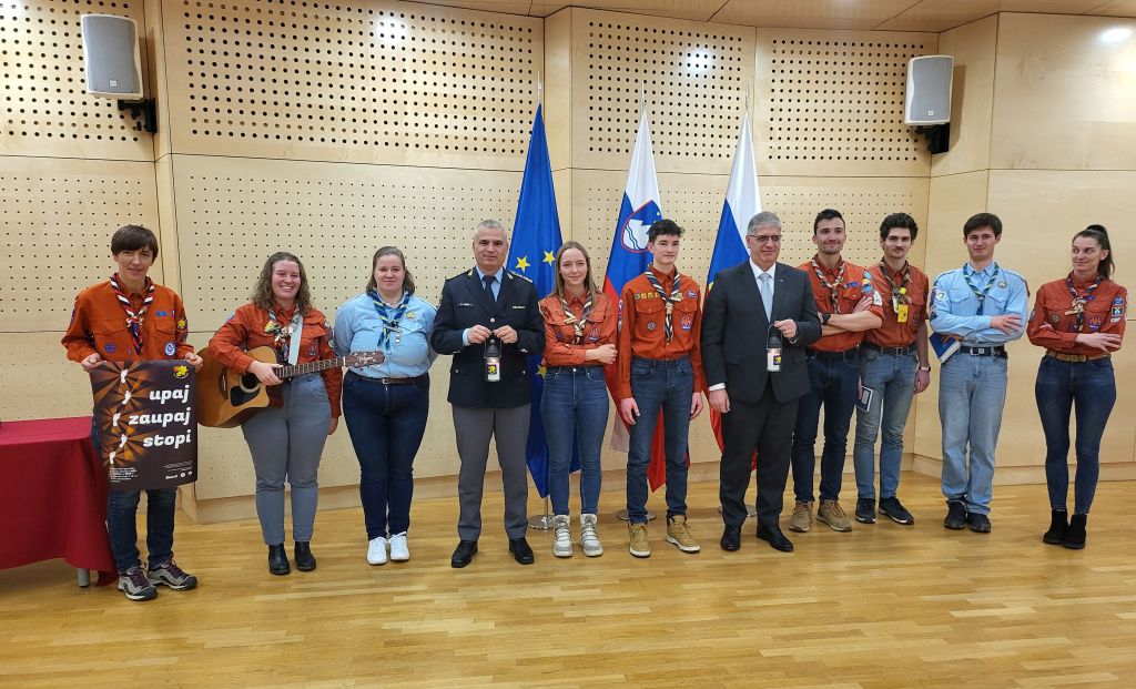 na fotografiji so skavti z generalnim direktorjem policije in ministrom za notranje zadeve