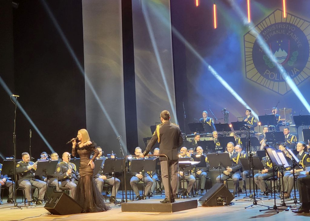 Na odru med solističnim nastopom pevke Marjetke ob spremljavi Policijskega orkestra