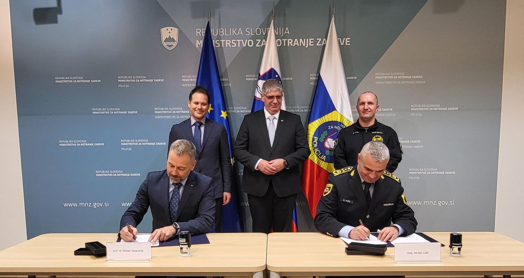 Dekan in generalni direktor policije podpisujeta sporazum