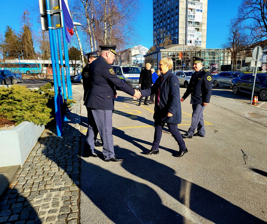 Predsednica države se rokuje z direktorjem Policijske uprave Kranj