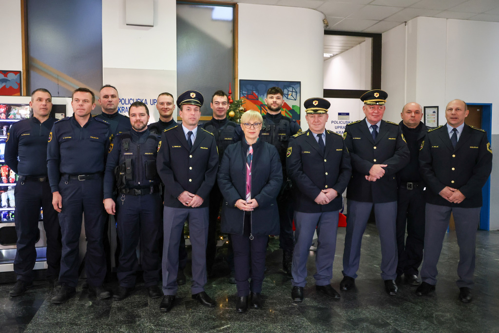 Skupinska slika zaposlenih na kranjski policijski upravi, v sredini med njimi stoji predsednica države