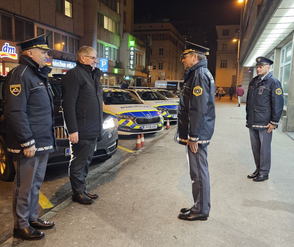 Minister in generalni direktor policije ob pozdravu direktorja PU Ljubljana, stojijo pred vhodom na PP Ljubljana Center.