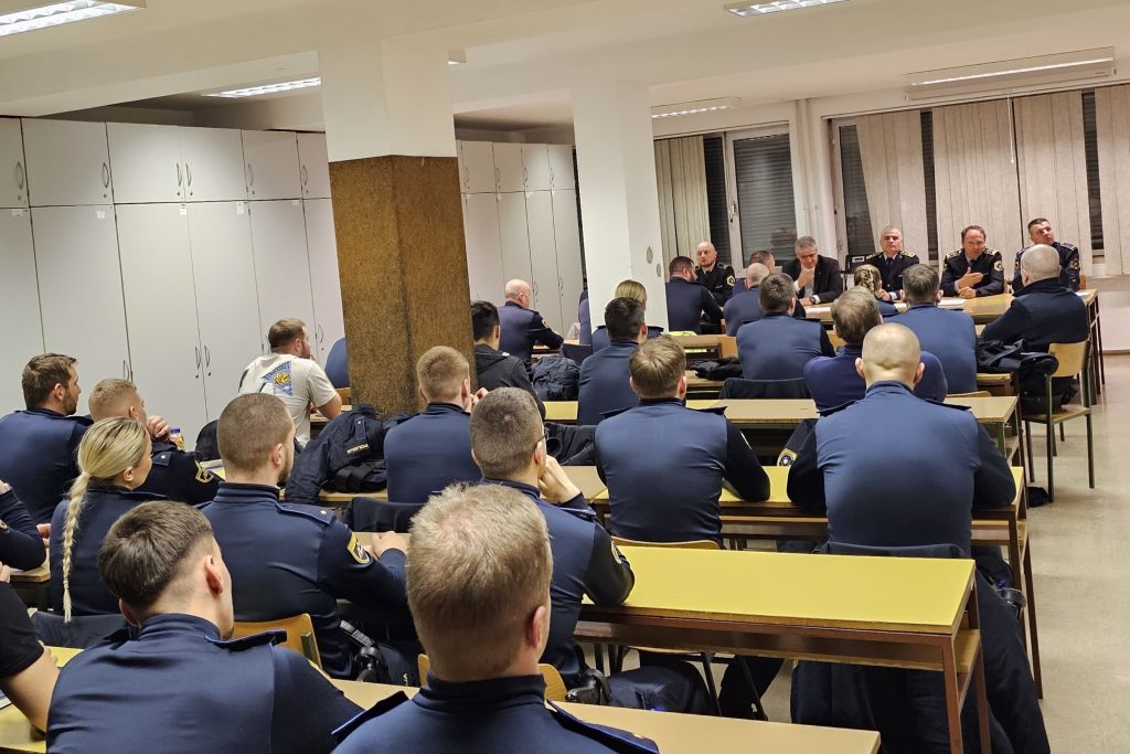 Vodstvo ministrstva in policije je nagovorilo policiste s PP Ljubljana Center, ki sedijo v klopeh pred njimi.