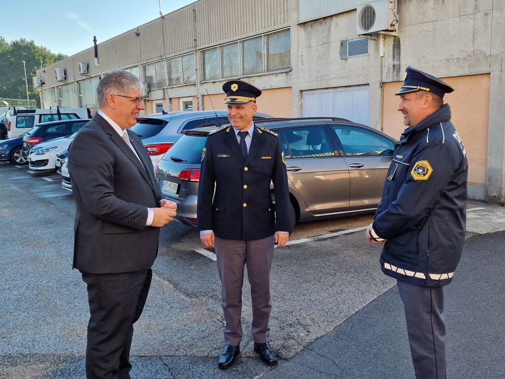 Sproščen pogovor med ministrom, generalnim direktorjem policije in načelnikom PP Koper