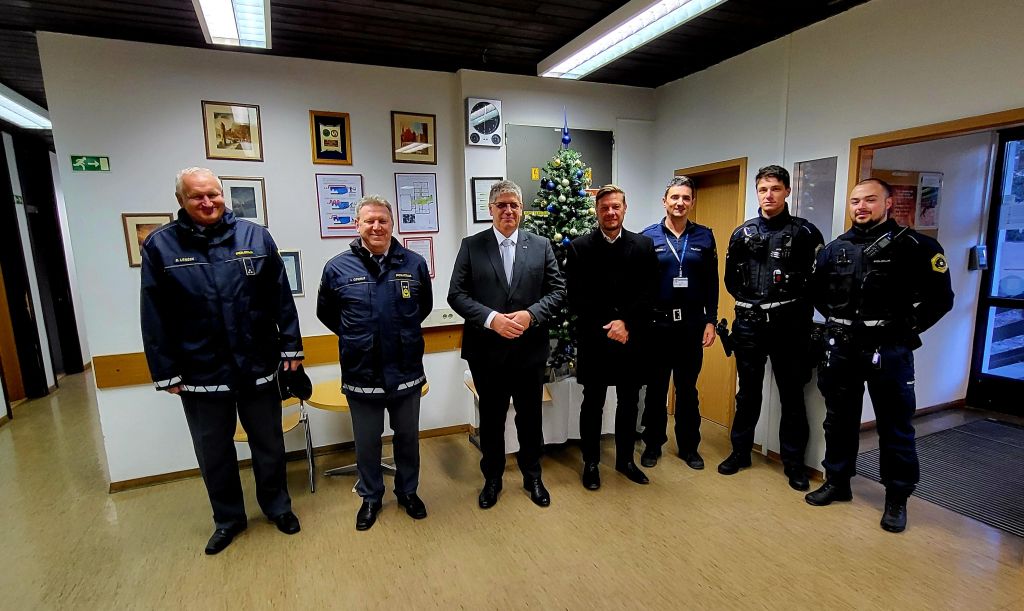 Skupinska slika delegacije vodstva ministrstva in policije ter nekaj blejskih policistov v prostorih policijske postaje