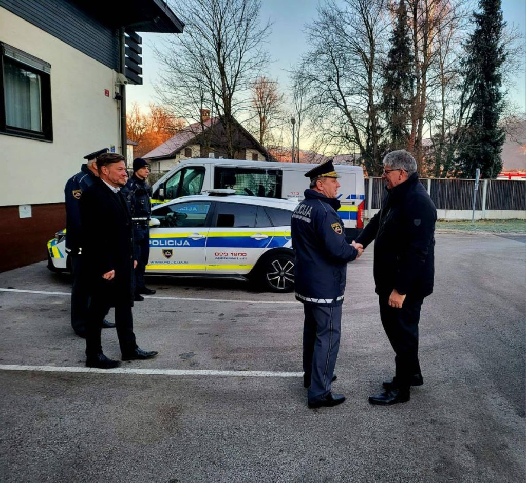 Minister Poklukar se rokuje z namestnikom Igorjem Ciperletom, stojita pred stavbo Policijske postaje Bled