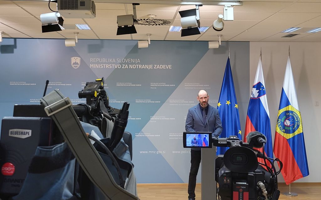 Robert Tekavec med izjavo za javnost. Vidijo se kamere.