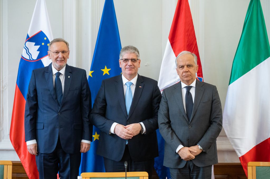 Ministri pred zastavami FotoBostjanPodlogar