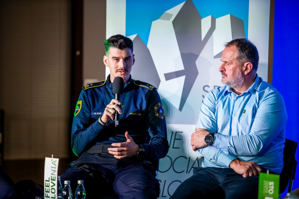 Predstavnik policije mag. Bojan Kos med izjavo