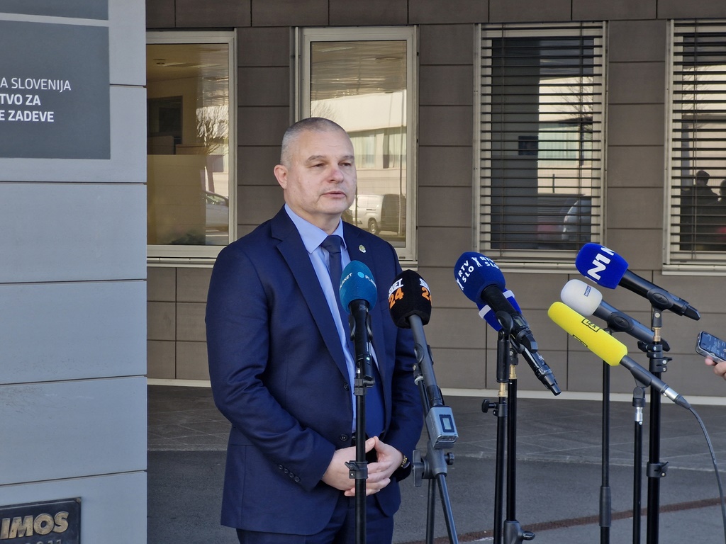Darko Muženič med izjavo za javnost (stoji zunaj, pred glavnim vhodom v stavbo MNZ oziroma Policije)