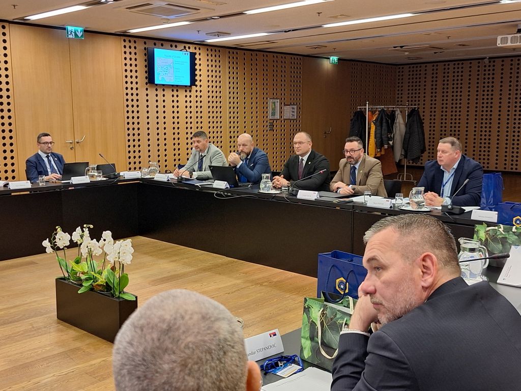 udeleženci med konferenco, za mizo sedijo tudi predstavniki slovenske policije