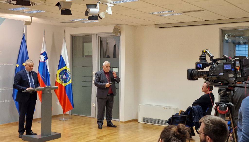 Darko Muženič med izjavo, stoji pred novinarji in kamerami, levo ob njem je predstavnik za odnose z javnostmi policije Drago Menegalija.