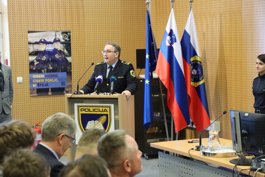Ravnatelj Višje policijske šole med nagovorom v predavalnici