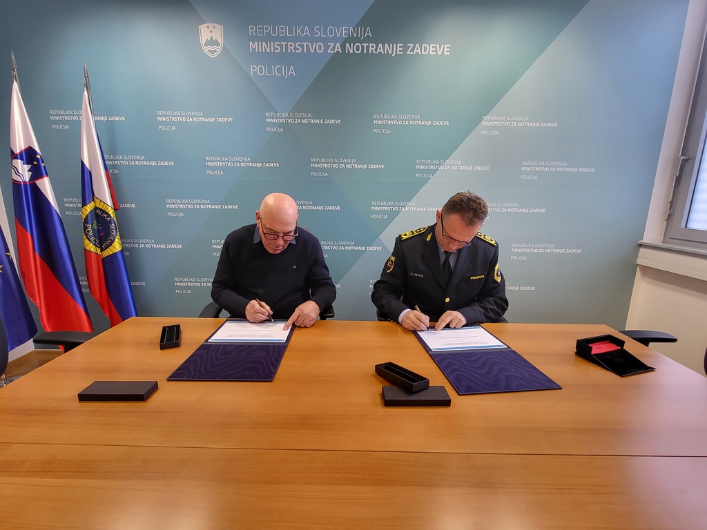 V. d. generalnega direktorja policije Damjan Petrič, mag., in predsednik Zveze klubov upokojenih delavcev MNZ Maksa Perca Slovenije Jožef Grah med podpisovanjem letnega načrta sodelovanja