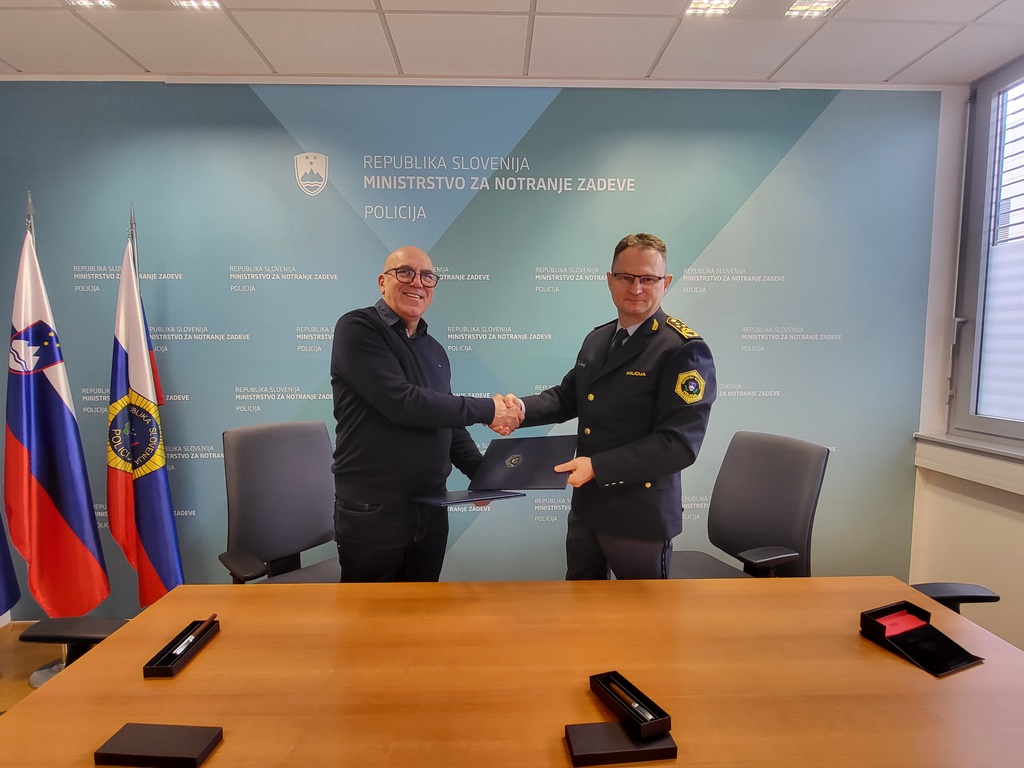 V. d. generalnega direktorja policije in predsednik Zveze klubov upokojenih delavcev MNZ Maksa Perca Slovenije se rokujeta.