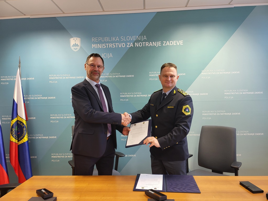 V. d. generalnega direktorja policije Damjan Petrič, mag., in predsednik Združenja policijskih šefov Slovenije mag. Franc Virtič se rokujeta