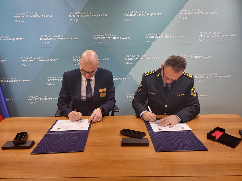 V. d. generalnega direktorja policije Damjan Petrič, mag., in predsednik IPA sekcije Slovenija Jože Senica med podpisovanjem letnega načrta sodelovanja