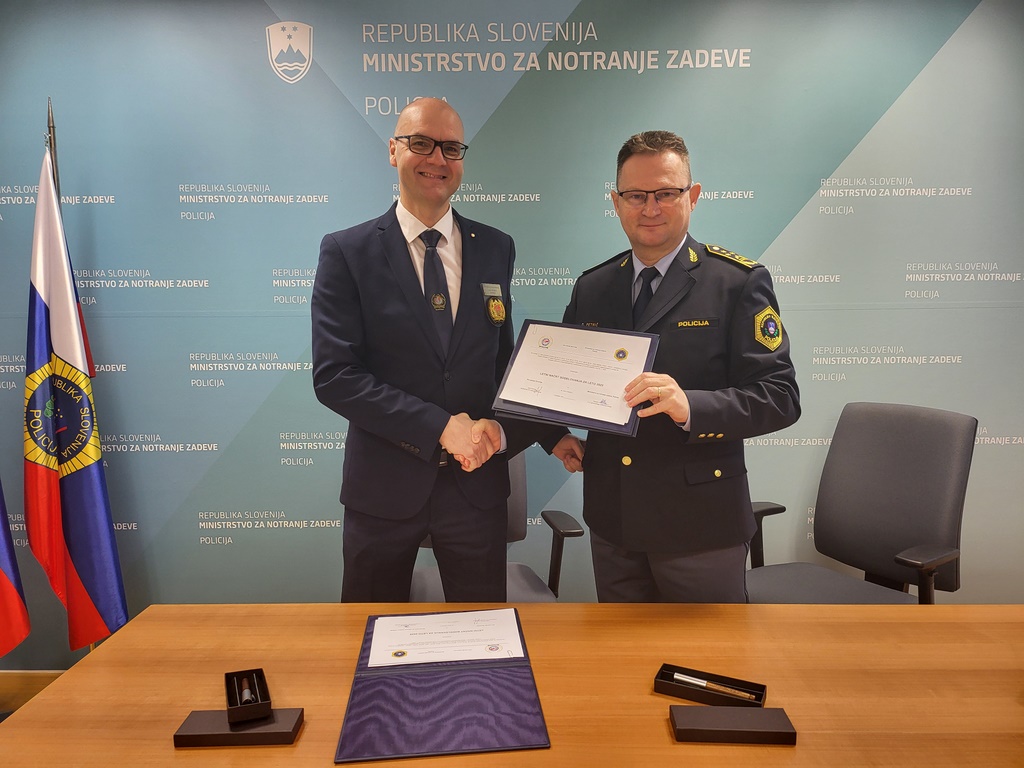 V. d. generalnega direktorja policije Damjan Petrič, mag., in predsednik IPA sekcije Slovenija Jože Senica se rokujeta.