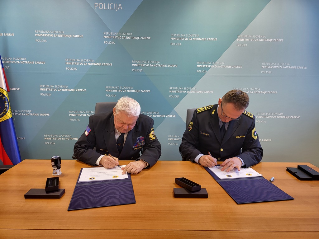 Tomaž Čas in Damjan Petrič podpisujeta sporazum