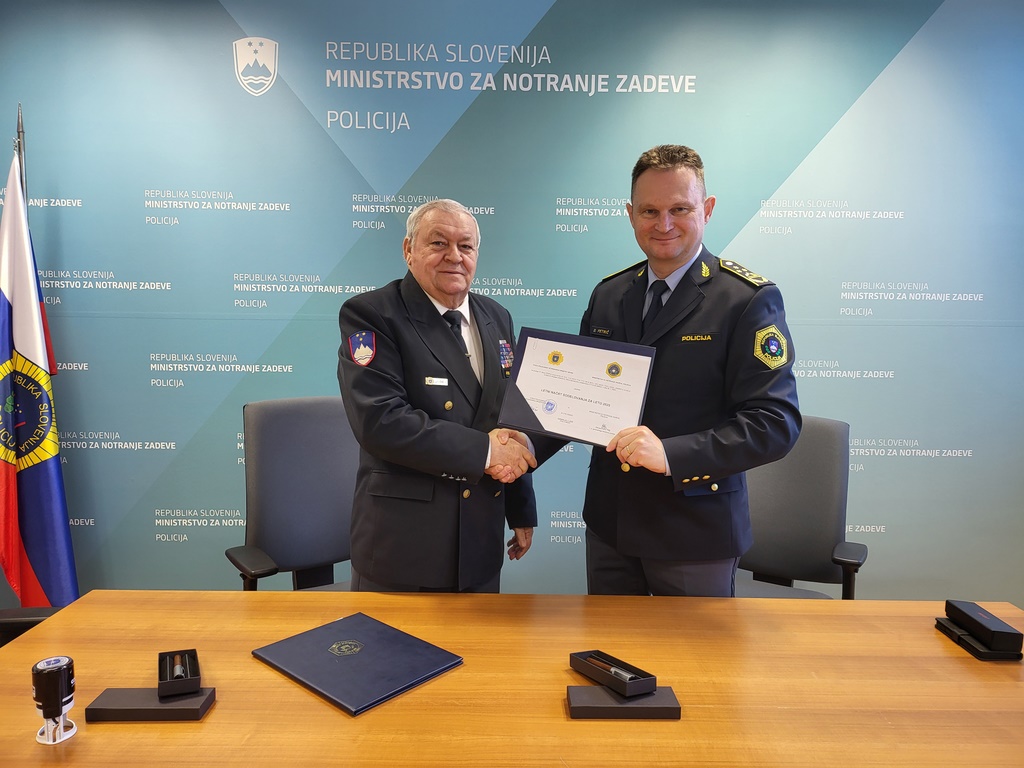 Tomaž Čas in Damjan Petrič se rokujeta